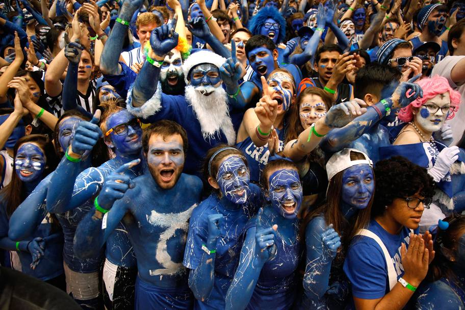 Blu. Fans del Duke Blue Devils prima della partita di Basket contro i North Carolina Tar Heels (REUTERS)